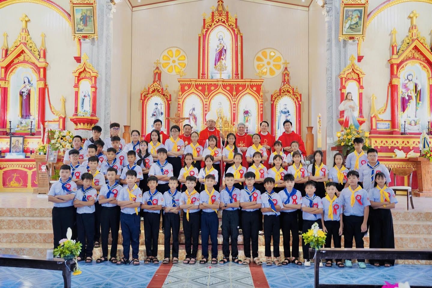 Giáo Xứ Thiết Tranh: 47 em thiếu nhi được lãnh nhận Bí Tích Thêm Sức