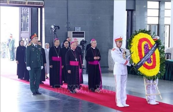HĐGM Việt Nam đến viếng Tổng Bí thư Nguyễn Phú Trọng.