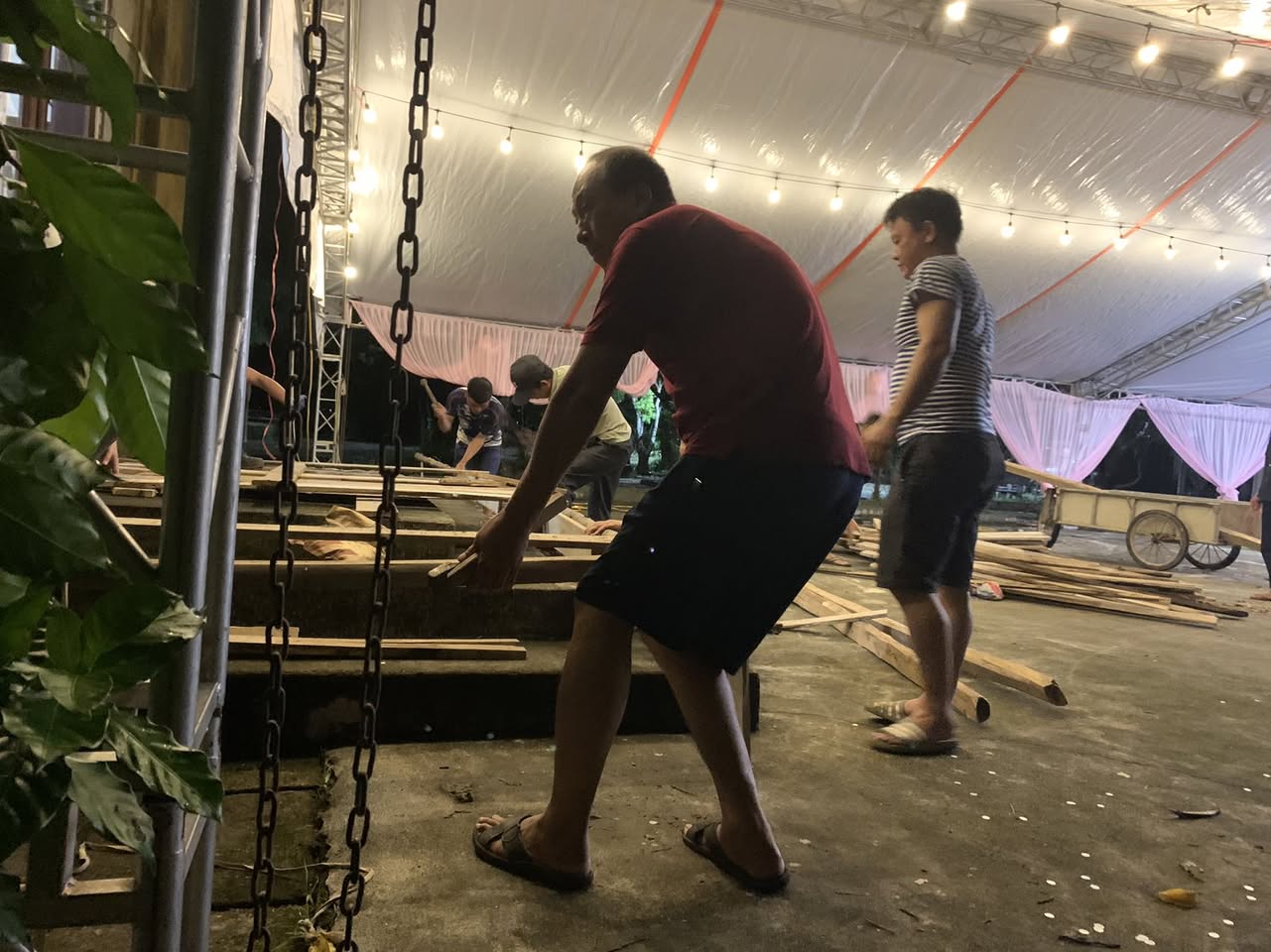 công tác chuẩn bị lễ mừng kính thánh Gioakim và Anna quan thày giáo xứ Thiết Tranh